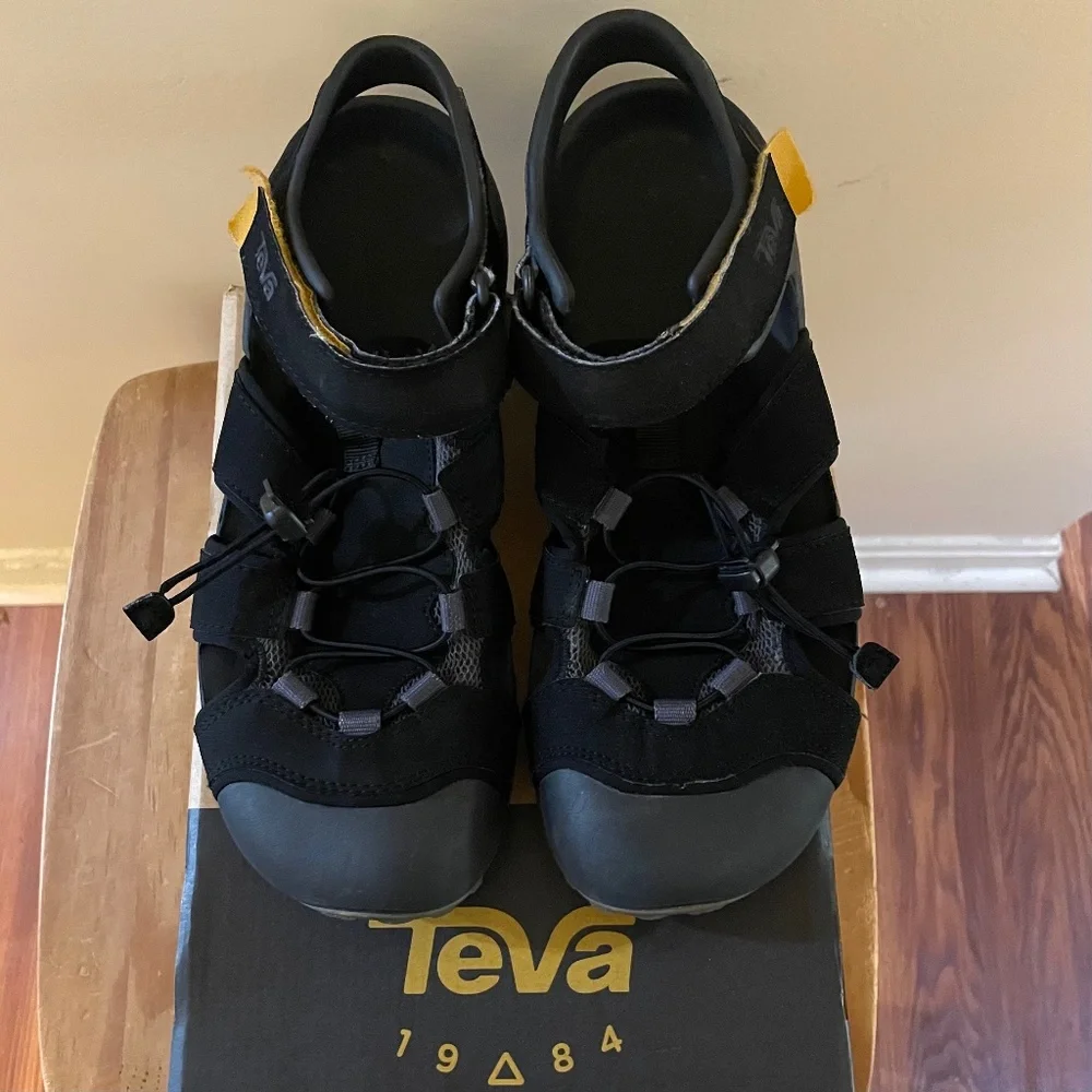 EUC Teva Men’s Flintwood Black Closed Toe Water Creek Beach Shoes Sandals w/ Box